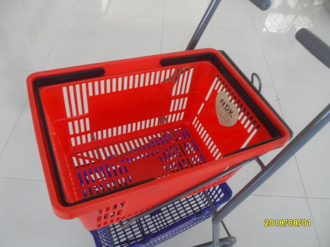 Το κόκκινο/μπλε καροτσάκι αγορών υπεραγορών με 4 γυρίζει τους τροχίσκους PVC 3 ιντσών